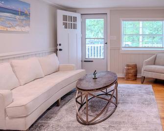 Cozy Cottage close to everything; Newly renovated with state of art appliances. - Savannah - Stue