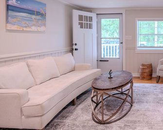 Cozy Cottage close to everything; Newly renovated with state of art appliances. - Savannah - Living room