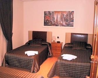 Hotel Restaurante El Colono - Gallur - Schlafzimmer