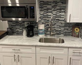 Urban Retreat Basement Studio Only Two Blocks From Metro! Off Street Parking! - Washington, D.C. - Küche