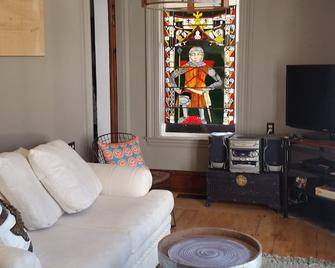 Casa Moana, Lovely old house overlooking St. Mary`s Bay, with free breakfast. - Digby - Living room