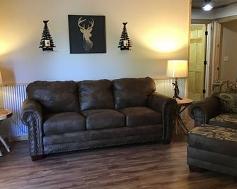 Newly built, 3 bedroom Cabin in a quiet neighborhood near Sardis Lake, MS. - Como - Living room