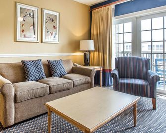 Bluegreen Vacations Harbour Lights, an Ascend Collection Resort - Myrtle Beach - Living room