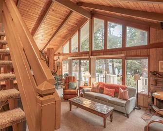 Amazing Place! Two-Bedroom Manzanita Chalet a Simple Stroll to the Beach! - Manzanita - Living room