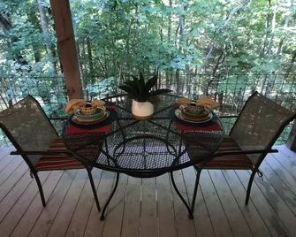The Treehouse Tn Honeymoon Cabin Hot Tub - In Bsf! - Jamestown - Balcony