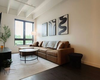Above The Roots | Stylish 1BD on the Square - Washington - Huiskamer