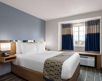 Microtel Inn & Suites by Wyndham Zephyrhills - Zephyrhills - Bedroom