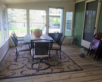 3-074 Songbird / Sleeps 6 / Private Covered Dock / Wifi / Pets Welcome Lakefront - Hartwell - Dining room