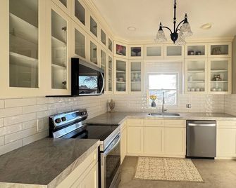Spacious 5-Bedroom Holladay Retreat with Mount Olympus Views, Skiing & Dining. - Holladay - Kitchen