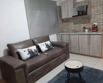 The Cottage II - Grahamstown - Living room