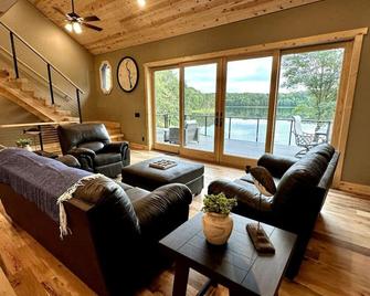 Pleasant Lake Bed and Breakfast - Osceola - Sala de estar
