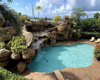 Condo for rent!! Just 5 minutes from Little French Cay and Megaplaza Roa! - French Harbor - Pool