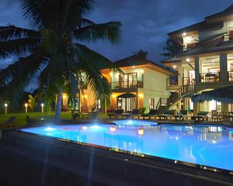Sara Beachfront Boutique Resort - Pathio - Piscina