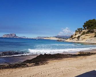 Moraira Centre Refubished Apartment with Pool & Aircon near Beach, Marina & Bars - Teulada - Strand
