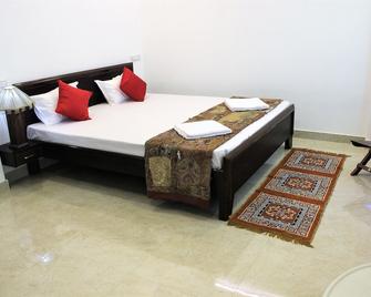 Rising Shemesh Home Stay - Udaipur - Bedroom