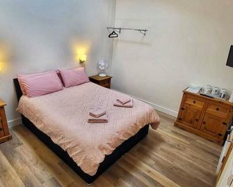 Deepcut Lodge Bed & Breakfast Self Service - Camberley - Bedroom