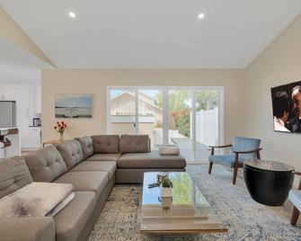 Designer Dream Home With 3 King Beds - Lake Forest - Living room
