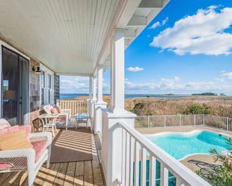 K9999 Sawyers Lodge. Historic Home on the Sound, Pool, Boat Launch, Kayaks! - Powells Point - Balcony