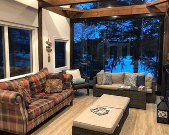 Muskoka Charm Beautiful four bedroom cottage - Gravenhurst - Living room
