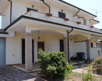 2 Bedroom one-storey Villa (7 stops from Rome Termini) - Anzio - Gebäude