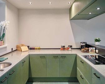 Luxurious townhouse in AAA location with nearby parking. - Brujas - Cocina