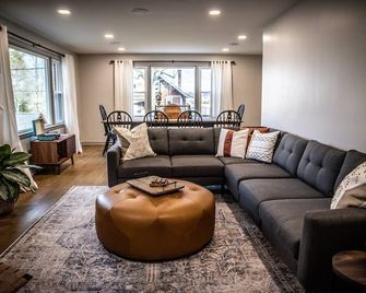 Hot tub, king beds, outdoor spaces, perfect for 2-4 guests but sleeps up to 8! - Sugarcreek - Sala de estar