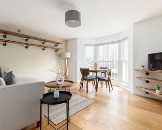 The Clapham Terraced House - London - Living room
