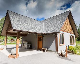 Aladar's Cabin Is 2 Minutes Drive To Red Resort - Rossland - Building