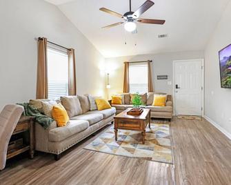 Gorgeous Evans Retreat 11 Mi to Augusta! - Evans - Living room