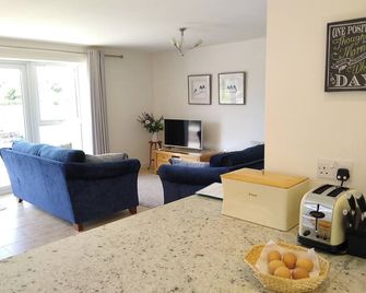 2 bedroom accommodation in Hampton in Arden - Hampton In Arden - Living room