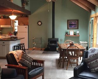 Cozy Cabin on Aspen Lake - Sisters - Living room