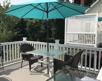 Only Minutes from the Ocean- Modern & Clean. Enjoy Grilling on the Deck. - Spring Lake - Balcony