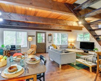 Coastal Cabin w/ Puget Sound & Rainier Views! - Allyn - Dining room