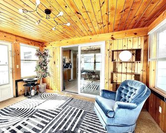 Near Lambeau • Fully Fenced Yard • Speakeasy • Sunroom • Cotton Candy Machine - Green Bay - Living room