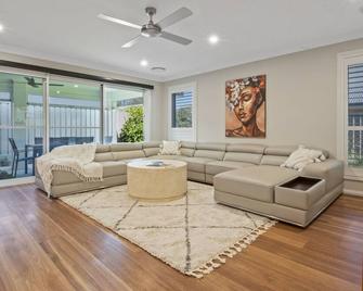 Thane Retreat - Cosy Ambience, Modern Entertaining - Wagga Wagga - Living room