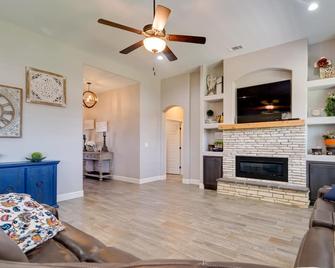 Carlsbad Retreat with Fire Pit and Fenced Yard! - Carlsbad - Living room