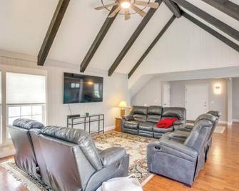 KC Chalet in Lenexa & Overland Park Area. Private covered garage and driveway. - Lenexa - Living room