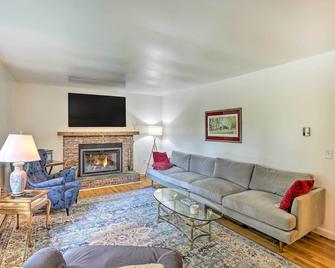 Stockbridge Home Walk to Town Beach! - Stockbridge - Salon