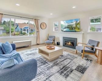 Spacious Comfy Home 2br, 2ba - 9 min to Tacoma Dome - Tacoma - Living room