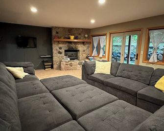 Spacious Secluded Lakehouse - 린드스트롬 - 거실