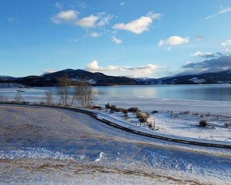 Lakefront view & mountain backdrops. Check! Elevator rides to cozy hideaway! - Dillon - Playa