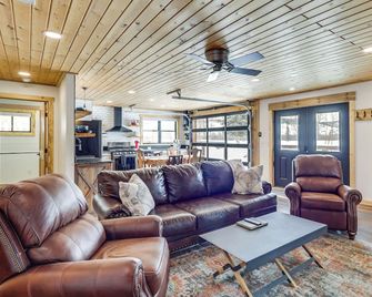 Modern Granby Retreat Fish, Hike and Relax! - Granby - Living room