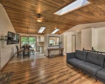 Lake Nagawicka Home - 2 Blocks to Boat Launch - Delafield - Вітальня