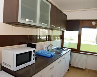 Arlequin Apartments - Mamaia - Kitchen