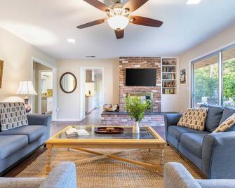 East Valley Manor by Avantstay Minutes to the Beach - Montecito - Living room