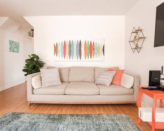 Prime Santa Monica Beach Getaway w/ 2 bedrooms & patio! - Santa Mônica - Sala de estar