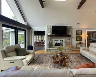 5 STAR, newly renovated, long range mountain view, central to Highlands/Cashiers - Highlands - Living room