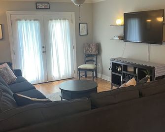 The Lewis House, Charming 3-bedroom house with WiFi and AC in lovely Leland. - Leland - Living room
