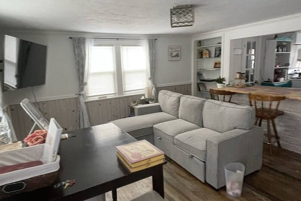 Close to everything! Comfortable and cozy home on a quiet street. Pet friendly. - Sheridan - Living room