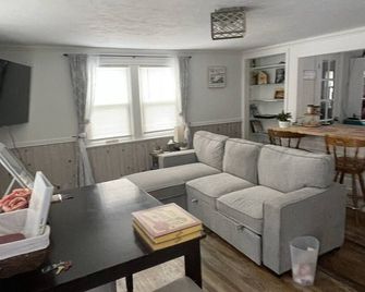 Close to everything! Comfortable and cozy home on a quiet street. Pet friendly. - Sheridan - Wohnzimmer